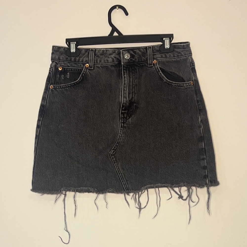 NWOT. TOPSHOP Black Frayed Hem Distressed Mini Skirt
